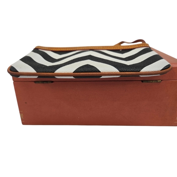 Dooney & Bourke Chevron Zebra Wristlet Clutch Black White Tan - Picture 4 of 13